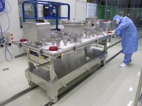 Preparation of the top plate with service ports for a HIE-ISOLDE cryomodule